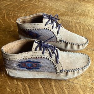 Minnetonka size 8.5 moccasin booties. Barely worn.